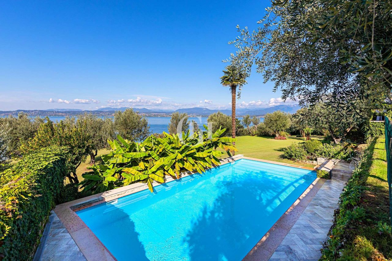 Villa on Lake Garda, Italy, 1 050 sq.m - picture 1