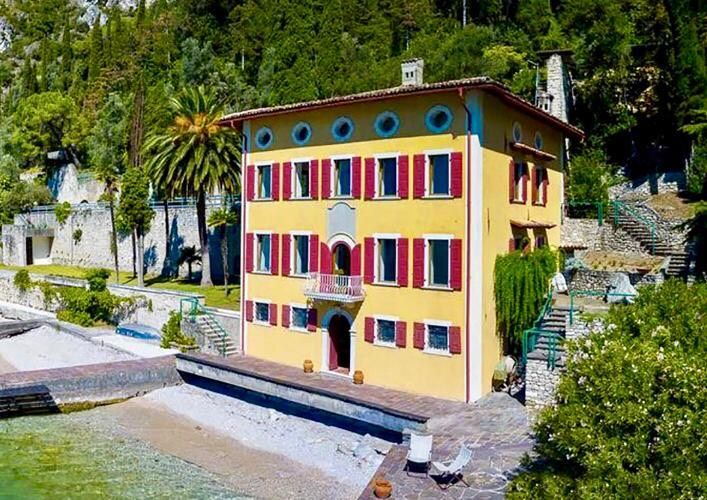 Villa on Lake Garda, Italy, 750 sq.m - picture 1