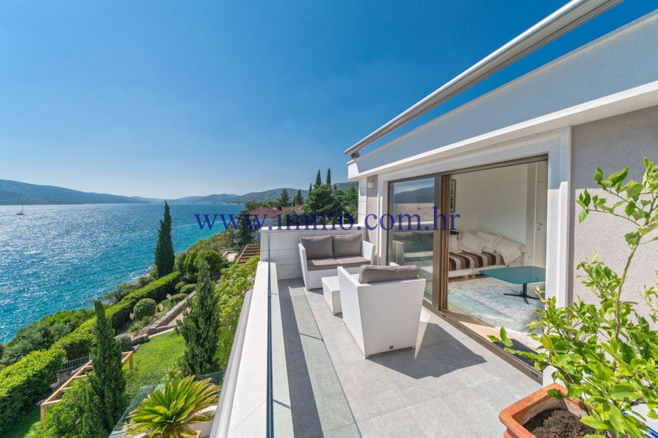 Villa in Trogir, Croatia, 500 sq.m - picture 1