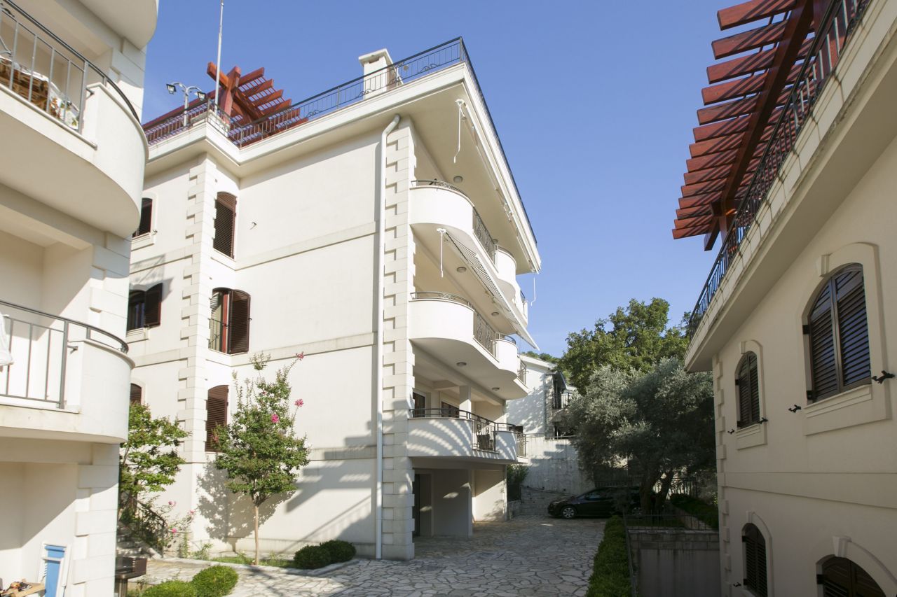 Apartment in Petrovac, Montenegro, 113 sq.m - picture 1