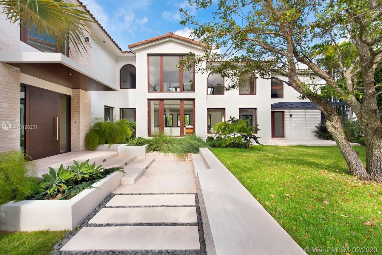 Villa in Miami, USA, 750 sq.m - picture 1