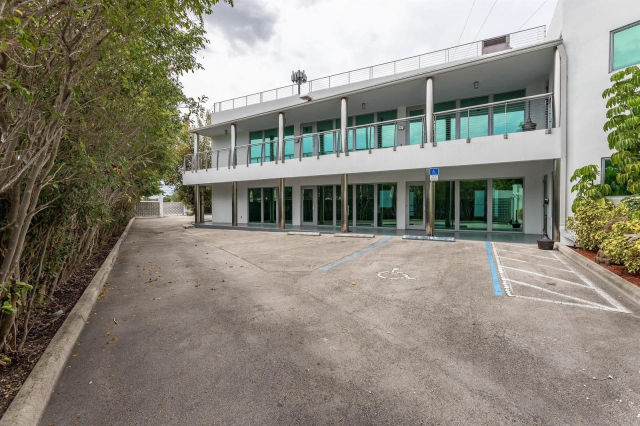 Bureau à Miami, États-Unis, 1 300 m2 - image 1