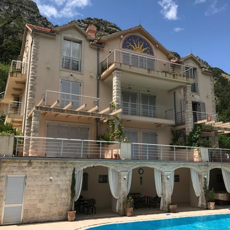 Apartment in Kotor, Montenegro, 92 sq.m - picture 1