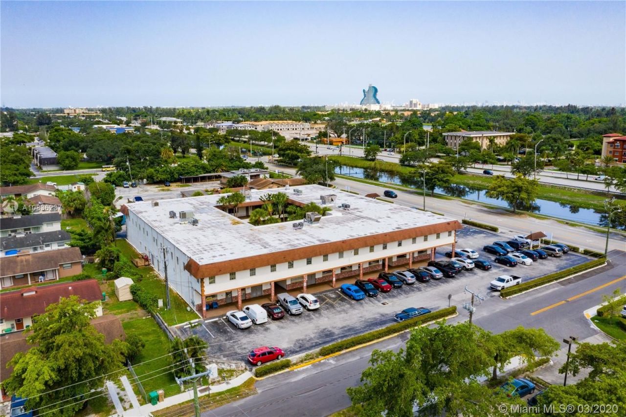 Commercial property in Miami, USA, 3 000 sq.m - picture 1