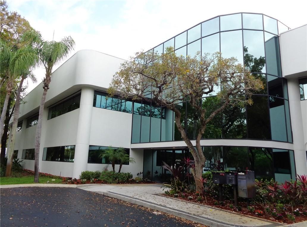 Oficina en Miami, Estados Unidos, 2 400 m2 - imagen 1