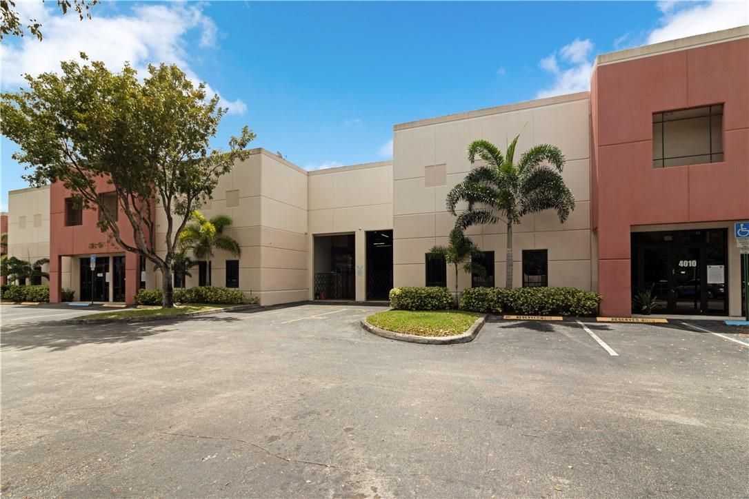 Propiedad comercial en Miami, Estados Unidos, 2 000 m2 - imagen 1