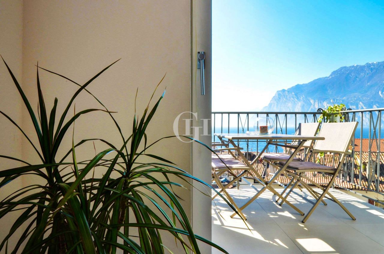 Apartamento por Lago de Garda, Italia, 115 m2 - imagen 1