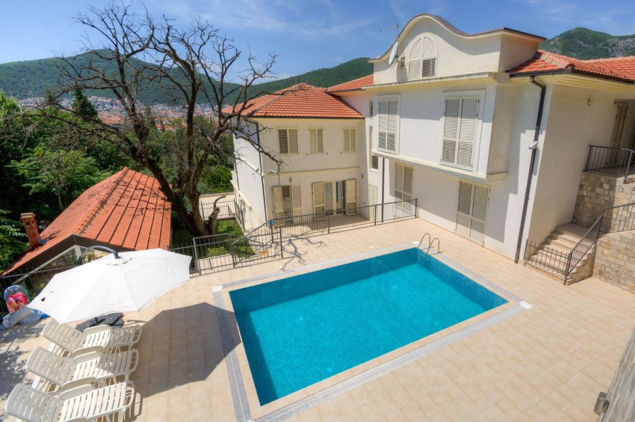 Villa en Budva, Montenegro, 1 000 m2 - imagen 1