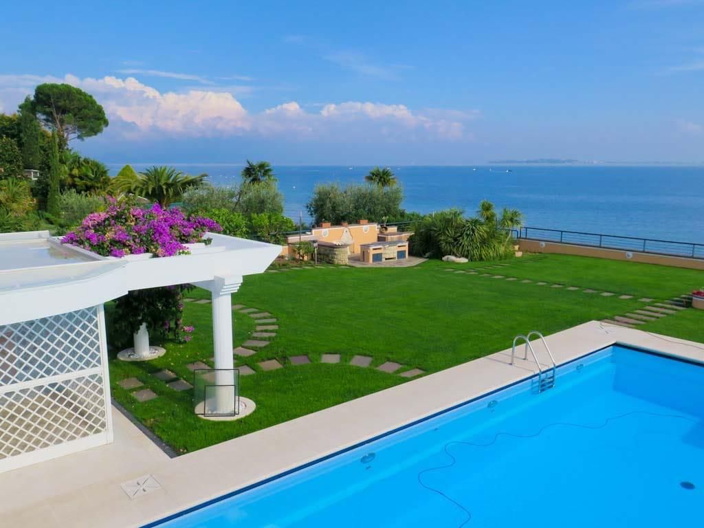 Villa on Lake Garda, Italy, 800 sq.m - picture 1