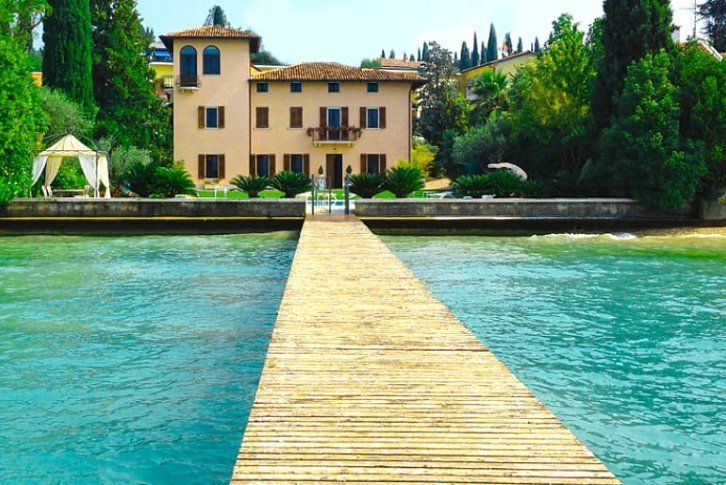 Villa on Lake Garda, Italy, 800 sq.m - picture 1