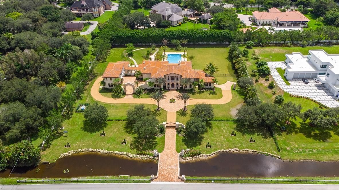 Manor in Miami, USA, 900 m² - picture 1