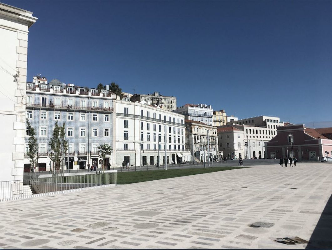 Commercial apartment building in Lisbon, Portugal - picture 1