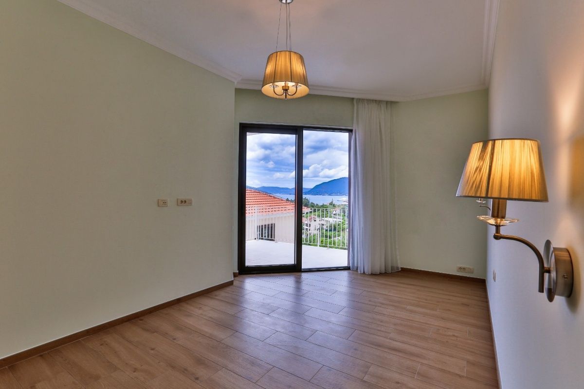 House in Tivat, Montenegro, 290 sq.m - picture 1