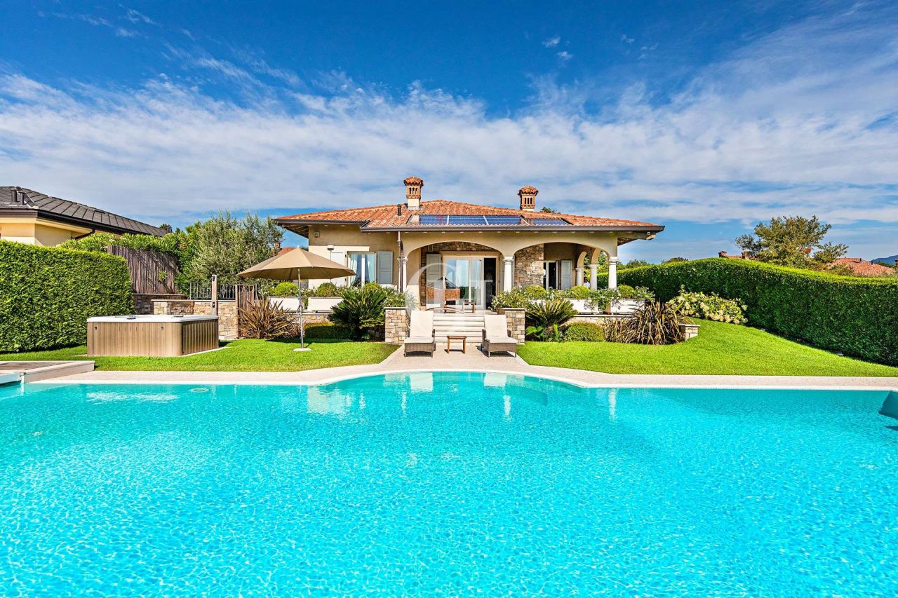 Villa on Lake Garda, Italy, 190 sq.m - picture 1