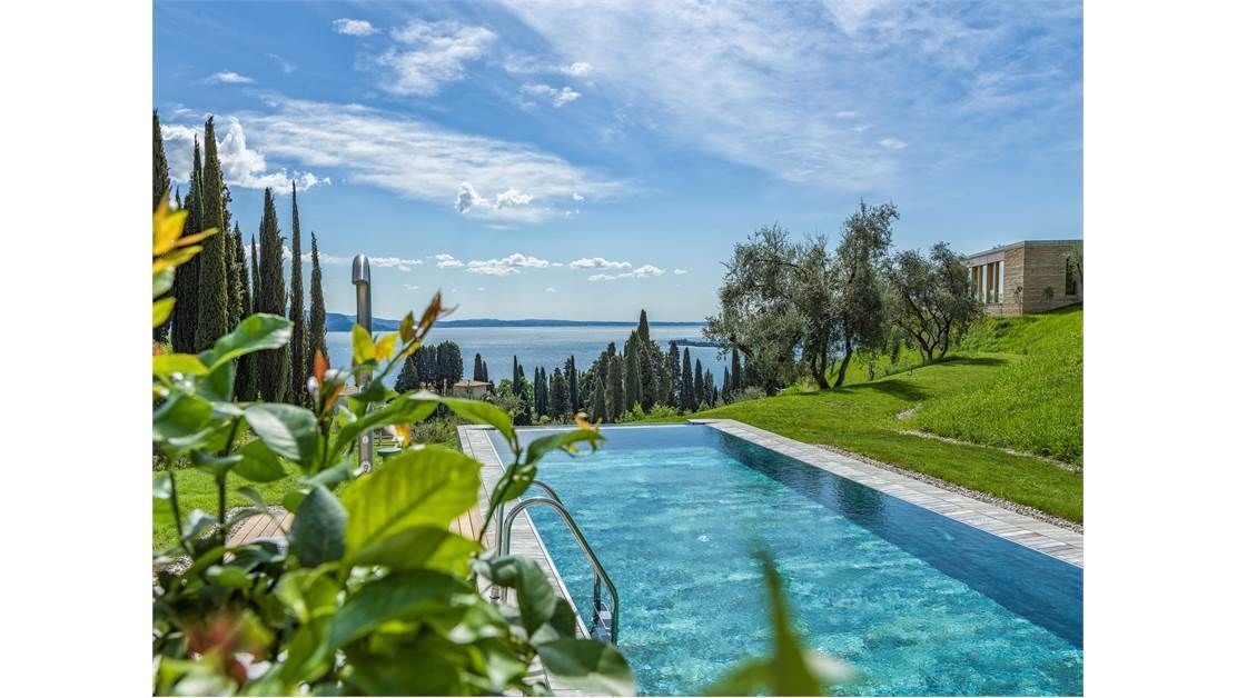 Villa on Lake Garda, Italy, 1 113 sq.m - picture 1