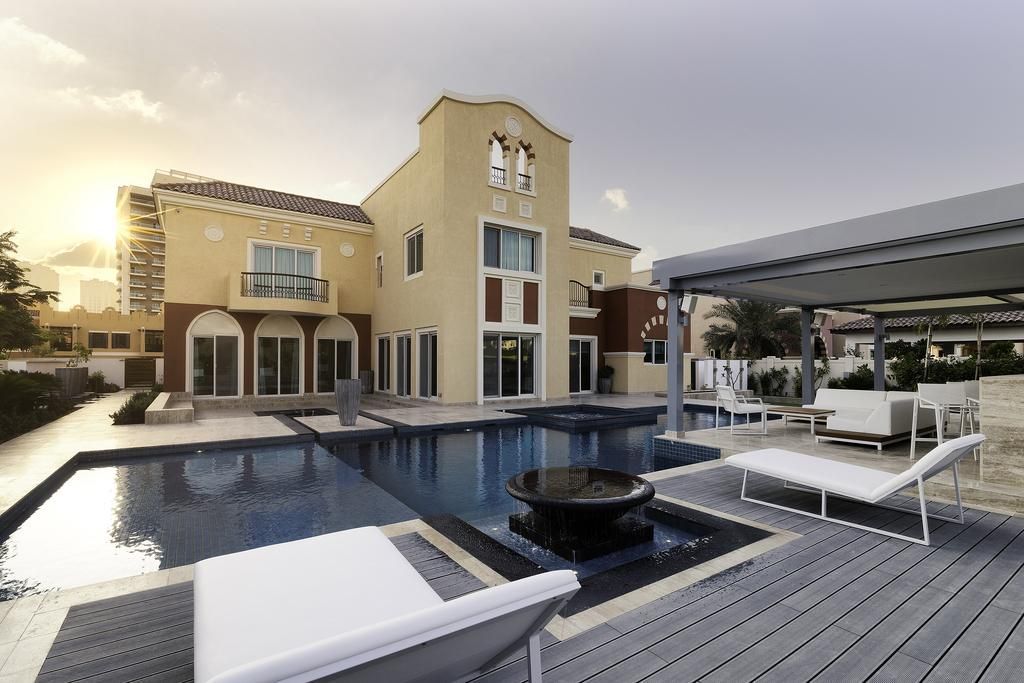 Villa in Dubai, UAE, 400 sq.m - picture 1