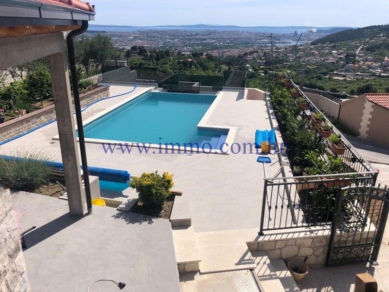 House in Split, Croatia, 378 sq.m - picture 1