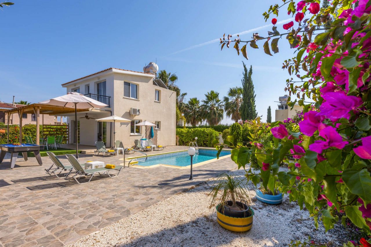 Villa in Paphos, Cyprus, 135 sq.m - picture 1