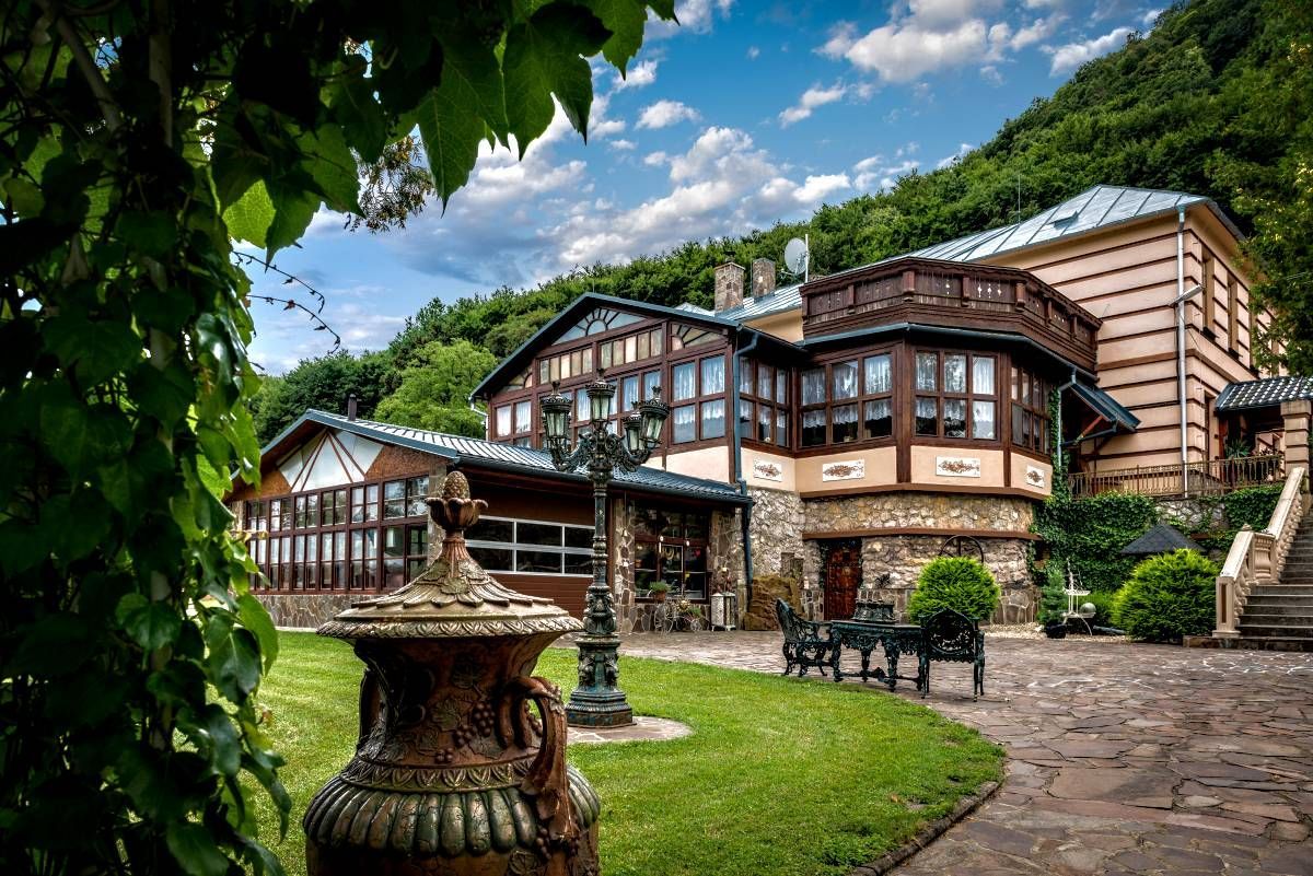 Manor in Presov, Slovakia, 1 379 sq.m - picture 1