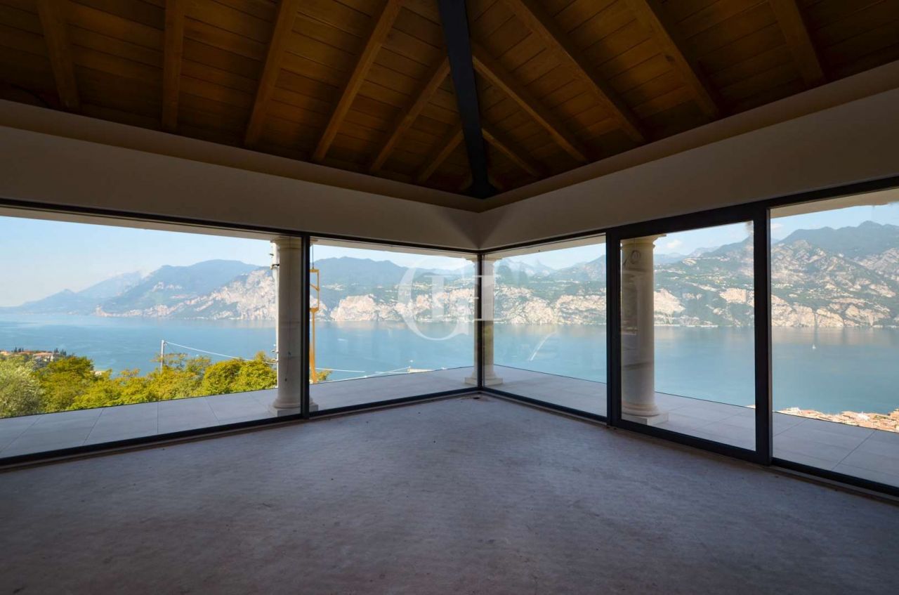 Apartment on Lake Garda, Italy, 417 sq.m - picture 1