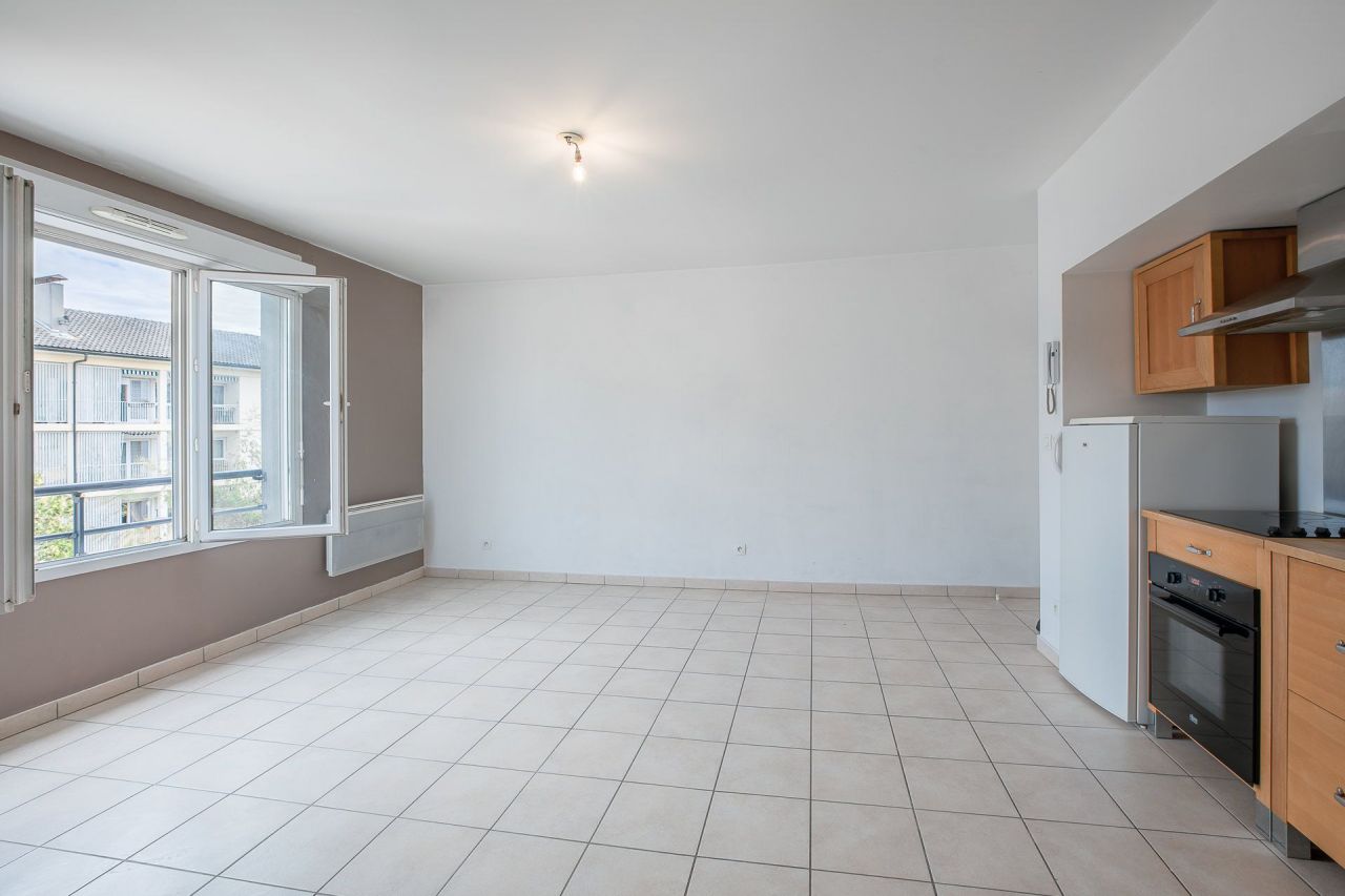 Flat in Thonon-les-Bains, France, 42 sq.m - picture 1
