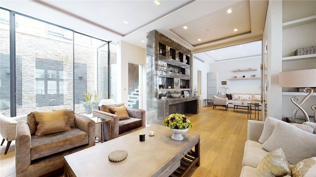 House in London, United Kingdom, 210 sq.m - picture 1