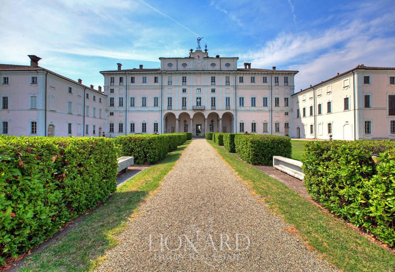Villa in Lodi, Italy, 11 800 sq.m - picture 1