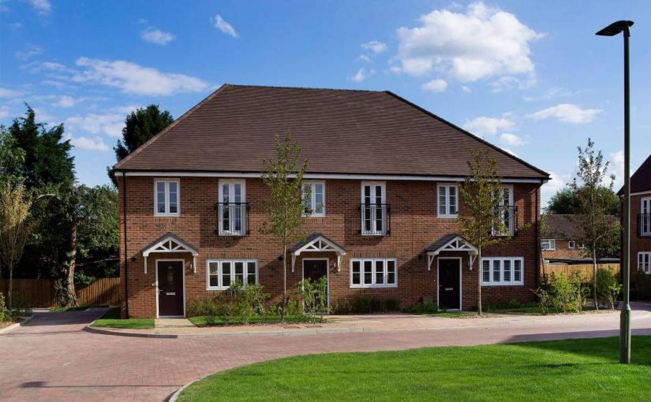 House in Surrey, United Kingdom, 1 080.7 sq.m - picture 1