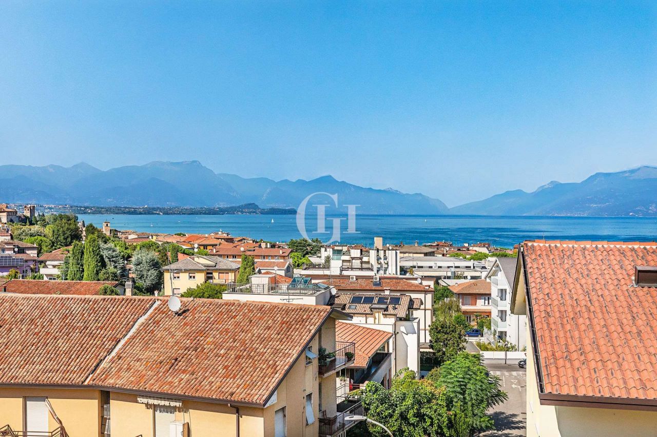 Penthouse on Lake Garda, Italy, 100 sq.m - picture 1