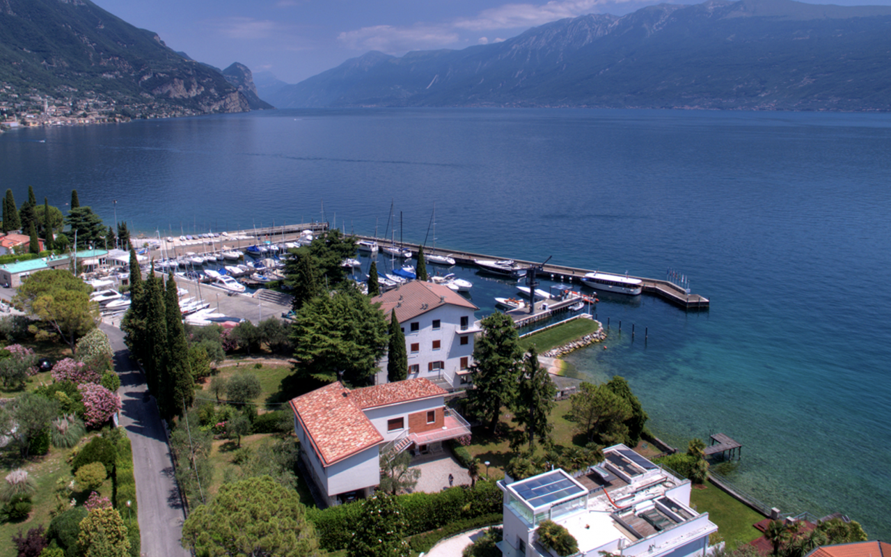 Villa on Lake Garda, Italy, 300 sq.m - picture 1