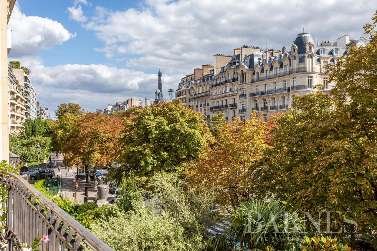 Flat in 16th arrondissement of Paris, France, 306 sq.m - picture 1