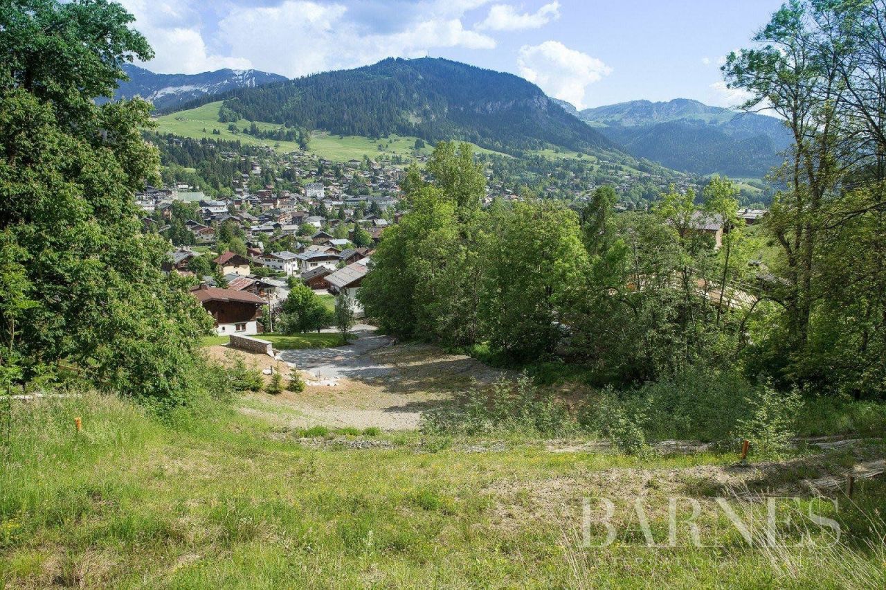 Land in Megeve, France, 3 300 sq.m - picture 1