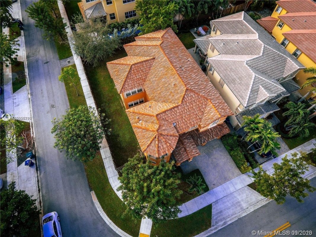 Maison à Miami, États-Unis, 337 m2 - image 1