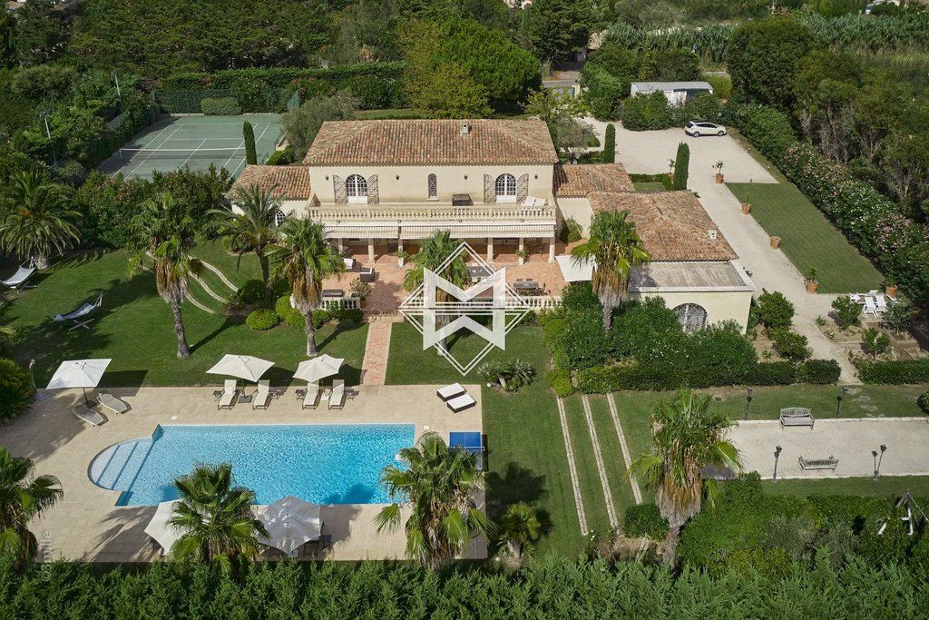 Villa in Saint-Tropez, France, 400 sq.m - picture 1
