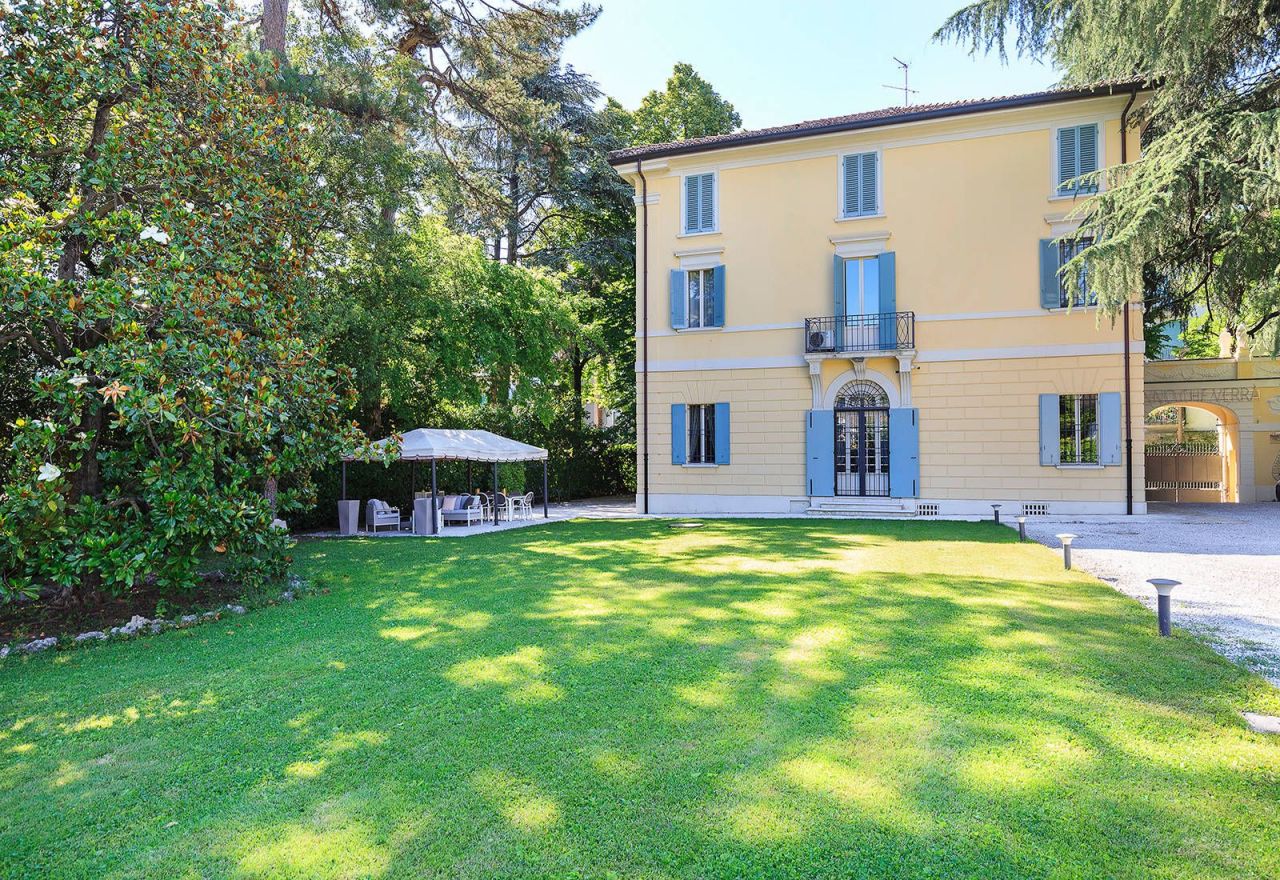 Villa à Bologne, Italie, 700 m2 - image 1