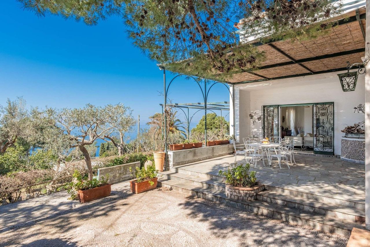 House in Capri, Italy, 250 sq.m - picture 1