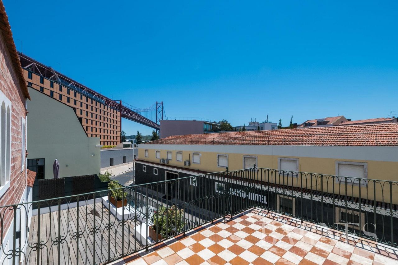 Flat in Lisbon, Portugal, 195 sq.m - picture 1