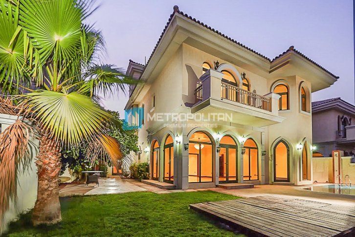 Villa in Dubai, UAE, 622.6 sq.m - picture 1