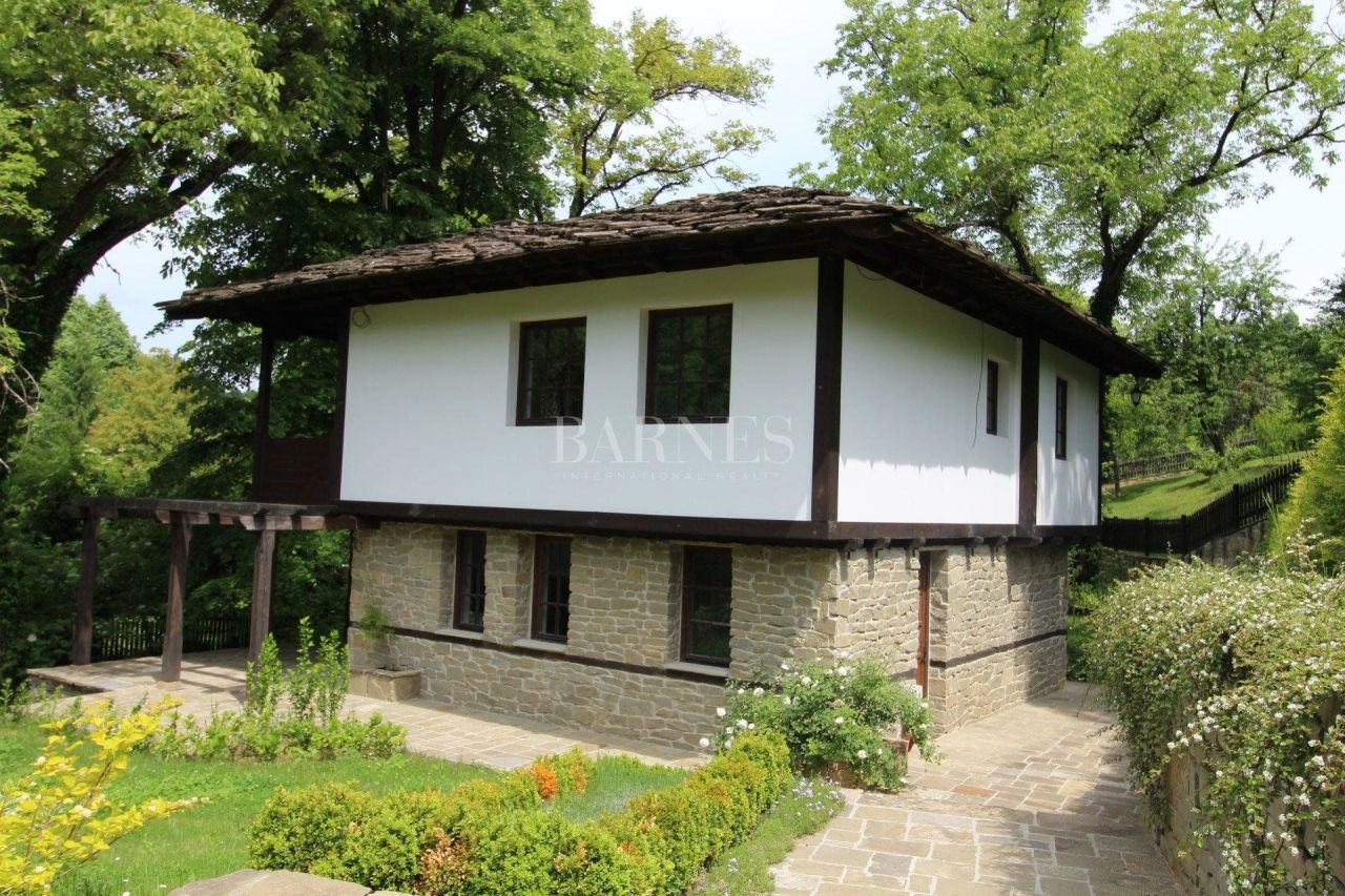 House in Sofia, Bulgaria, 760 sq.m - picture 1