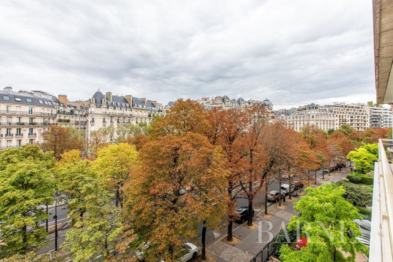 Flat in 16th arrondissement of Paris, France, 128.32 sq.m - picture 1