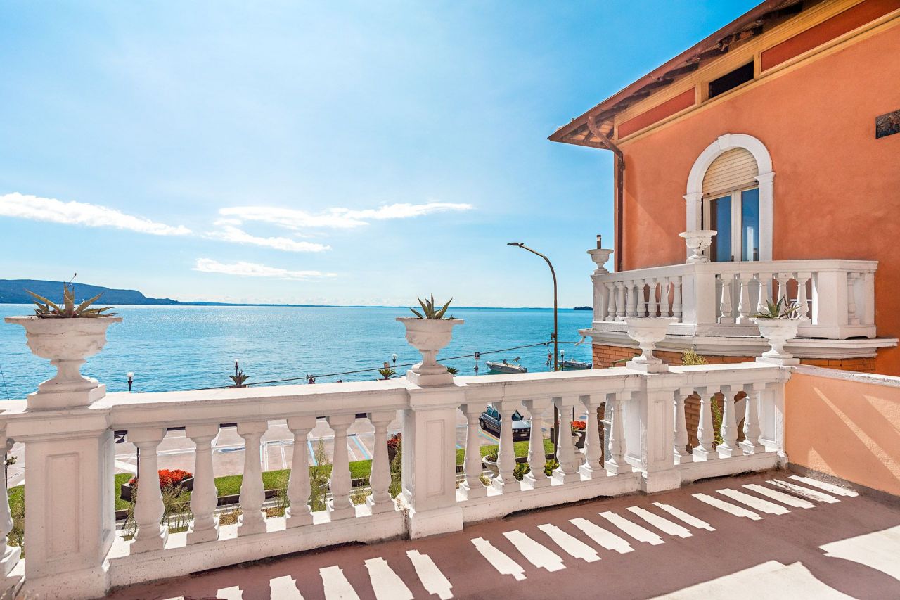 Villa on Lake Garda, Italy, 540 sq.m - picture 1