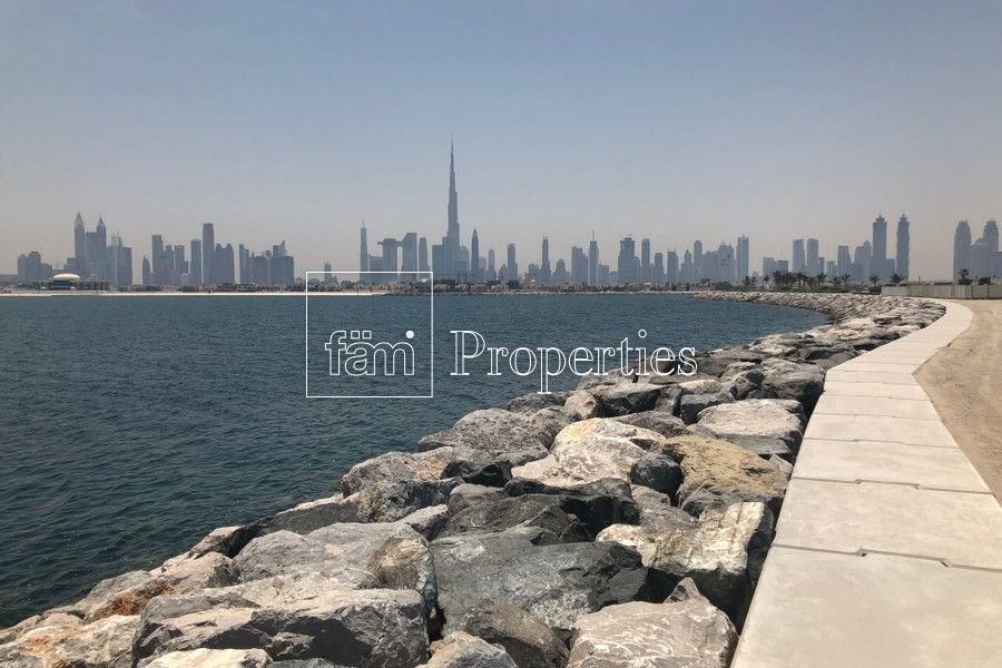 Land in Dubai, UAE, 1 581 sq.m - picture 1