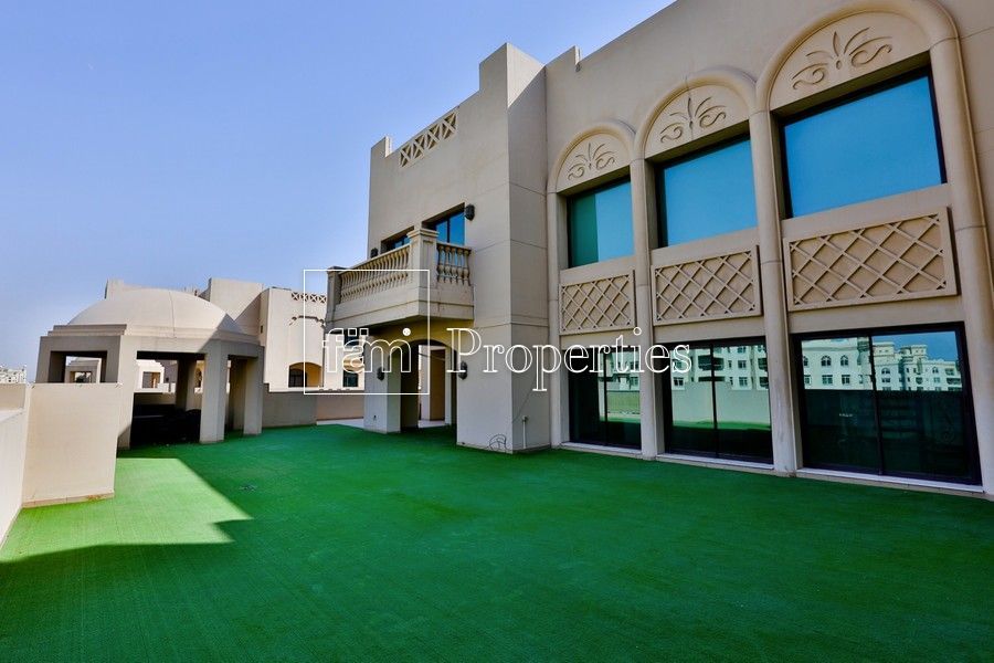 Penthouse in Dubai, UAE, 951 sq.m - picture 1