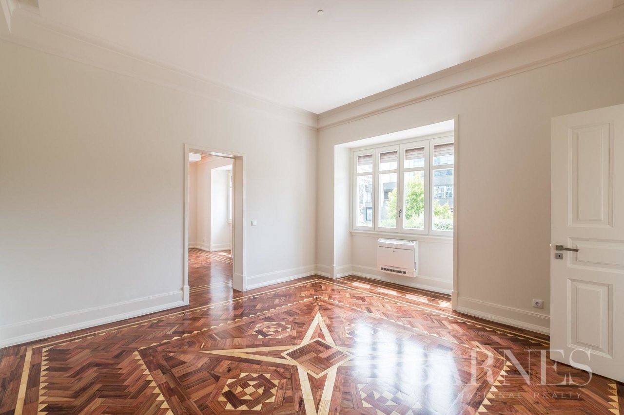 Flat in Lisbon, Portugal, 228 sq.m - picture 1
