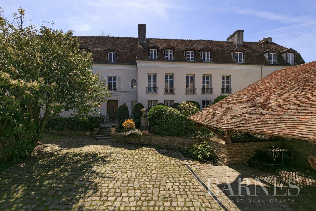 House in Ile-de-France, France, 470 sq.m - picture 1