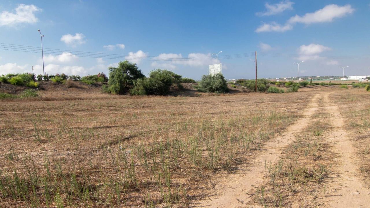 Land in Paralimni, Cyprus, 5 285 sq.m - picture 1