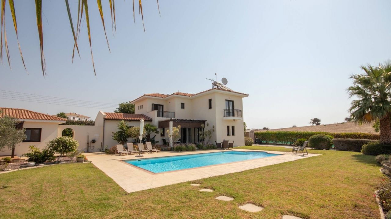 Villa in Larnaka, Zypern, 250 m2 - Foto 1