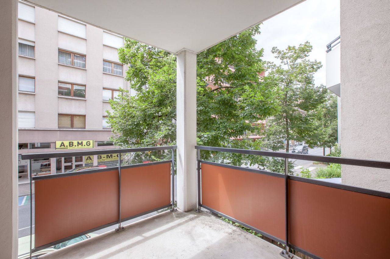 Flat in Thonon-les-Bains, France, 68.52 sq.m - picture 1