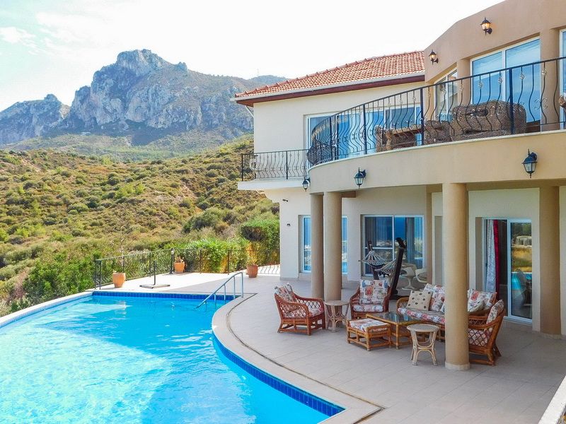 Villa in Kyrenia, Zypern, 488 m2 - Foto 1
