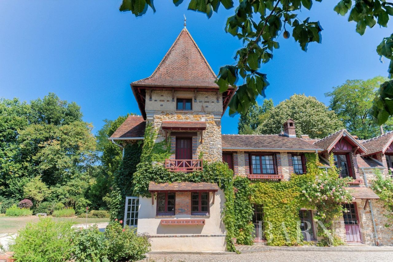 House in Ile-de-France, France, 280 sq.m - picture 1